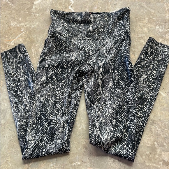 Spanx Faux Leather Snake Shine Pants 🐍 - Picture 2 of 3